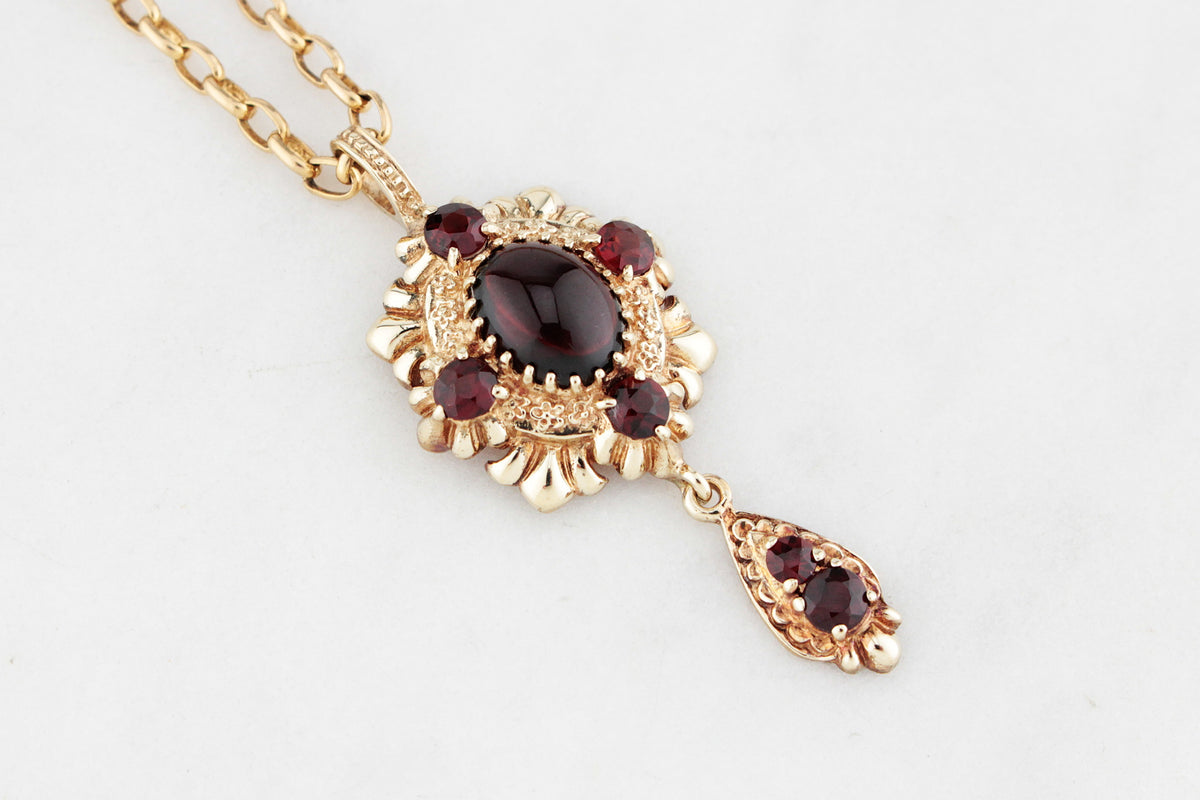 VINTAGE GARNET PENDANT IN 9ct GOLD