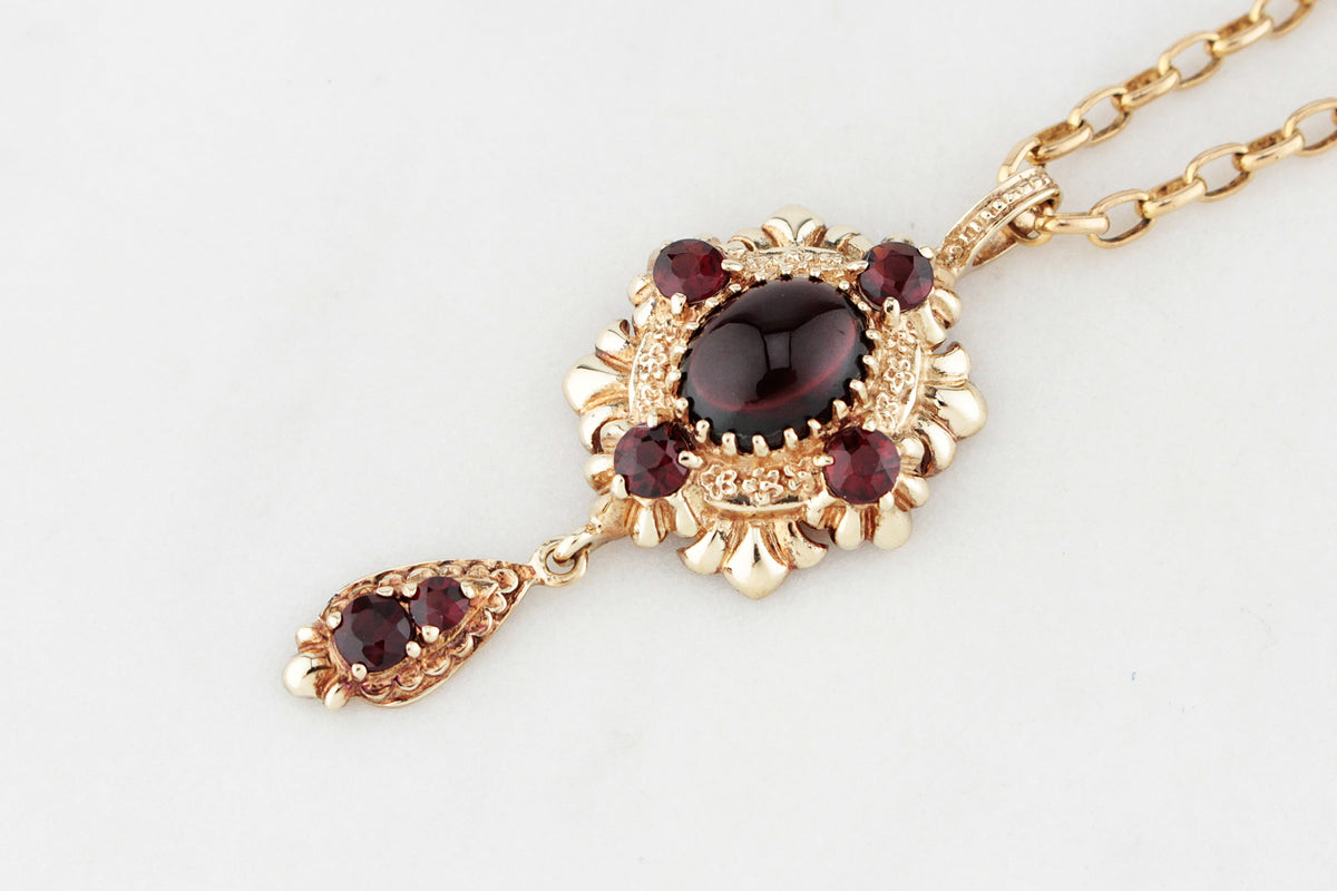 VINTAGE GARNET PENDANT IN 9ct GOLD