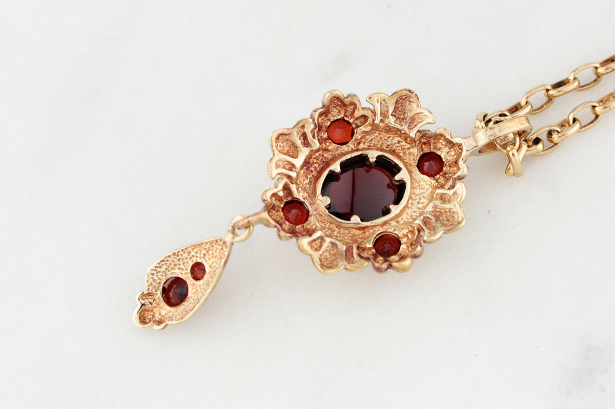 VINTAGE GARNET PENDANT IN 9ct GOLD