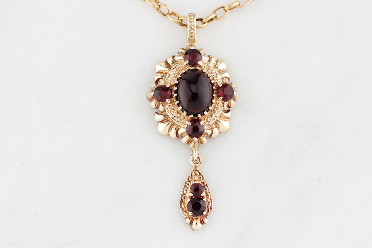 VINTAGE GARNET PENDANT IN 9ct GOLD