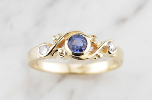 MODERN SAPPHIRE & DIAMOND ANTIQUE STYLE RING ON 18ct YELLOW GOLD