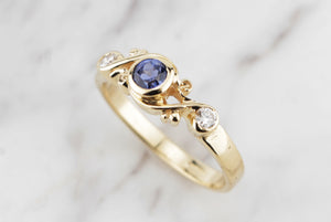 MODERN SAPPHIRE & DIAMOND ANTIQUE STYLE RING ON 18ct YELLOW GOLD