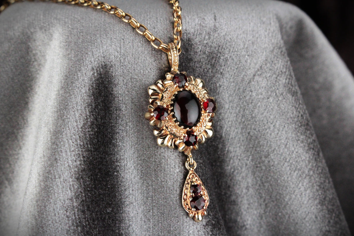VINTAGE GARNET PENDANT IN 9ct GOLD