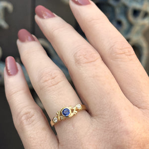 MODERN SAPPHIRE & DIAMOND ANTIQUE STYLE RING ON 18ct YELLOW GOLD