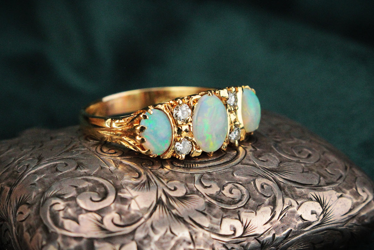 VINTAGE 1975 SOLID OPAL &amp; DIAMOND RING 18ct GOLD