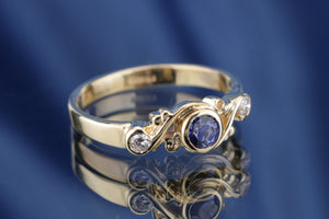 MODERN SAPPHIRE & DIAMOND ANTIQUE STYLE RING ON 18ct YELLOW GOLD