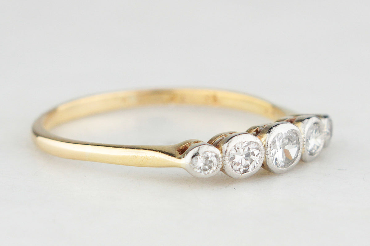 ANTIQUE FIVE-STONE DIAMOND RING c1915 18ct GOLD &amp; PLATINUM