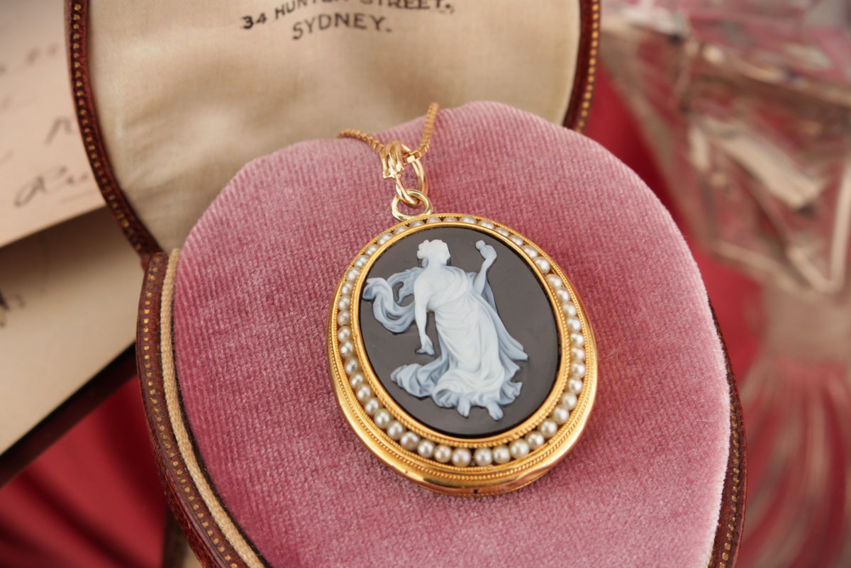 ANTIQUE VICTORIAN c1880-90 SARDONYX CAMEO & SEED PEARL PENDANT ON 22ct YELLOW GOLD