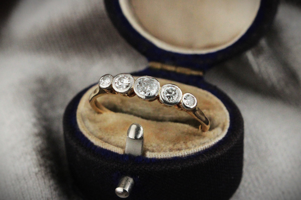 ANTIQUE FIVE-STONE DIAMOND RING c1915 18ct GOLD &amp; PLATINUM