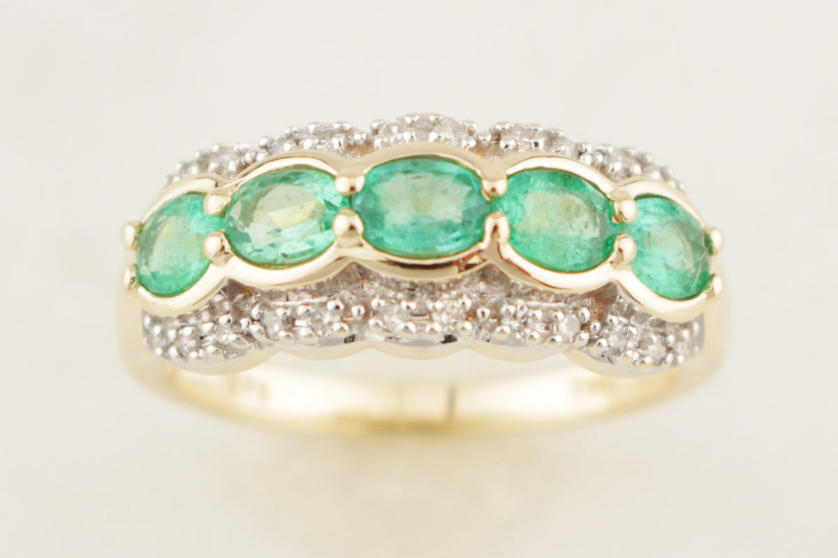 MODERN EMERALD &amp; DIMAOND RING 9ct  GOLD