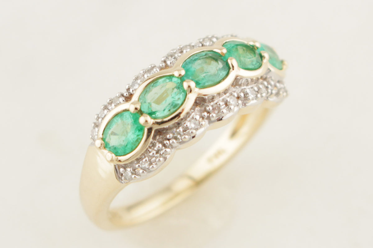 MODERN EMERALD &amp; DIMAOND RING 9ct  GOLD
