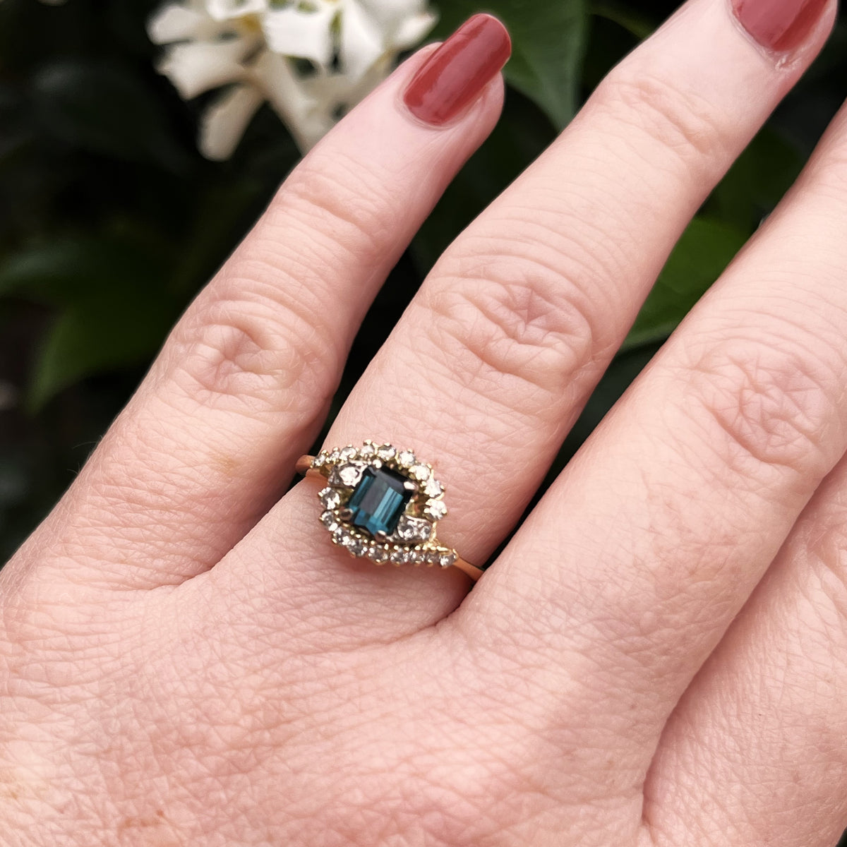 VINTAGE TEAL SAPPHIRE &amp; DIAMOND RING 18ct GOLD