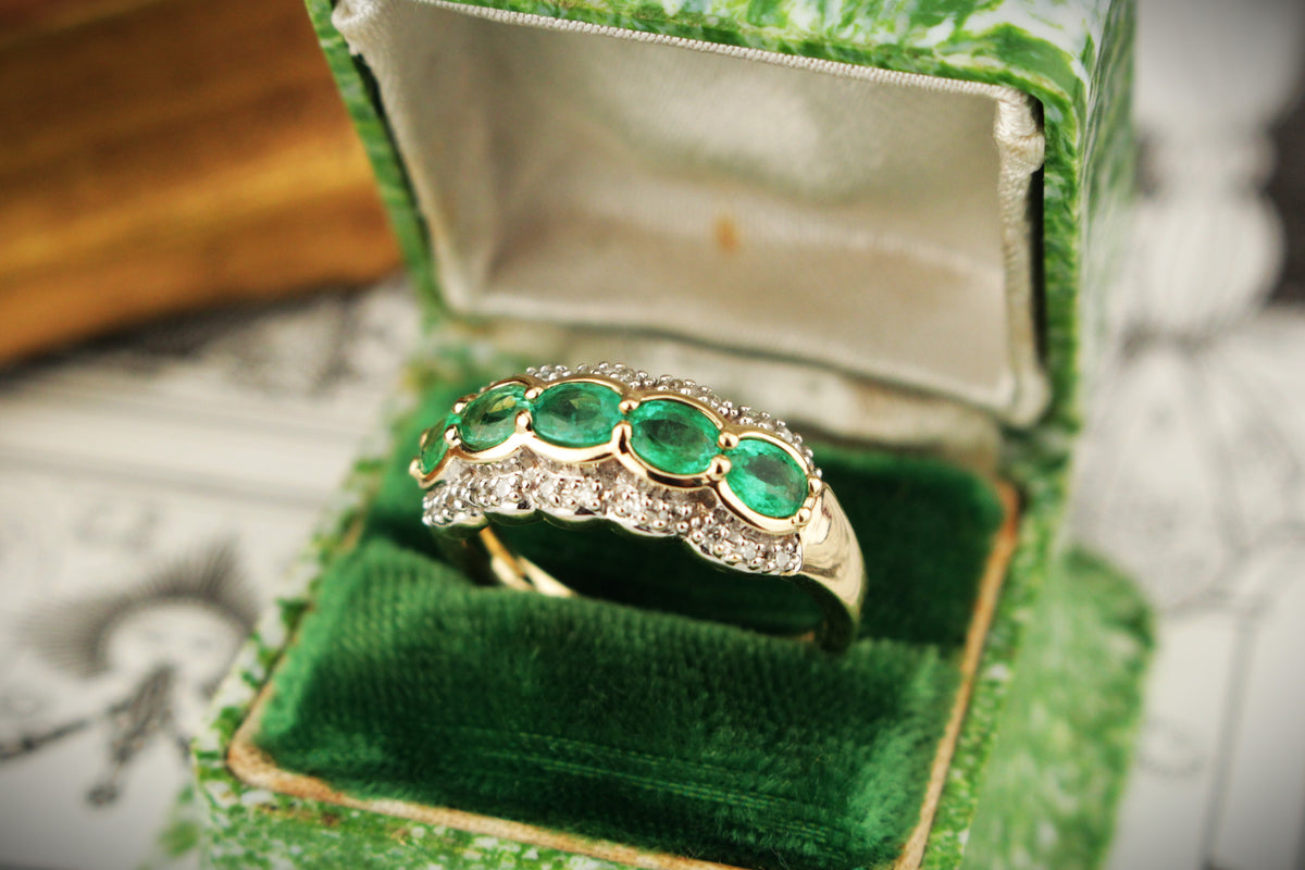 MODERN EMERALD &amp; DIMAOND RING 9ct  GOLD