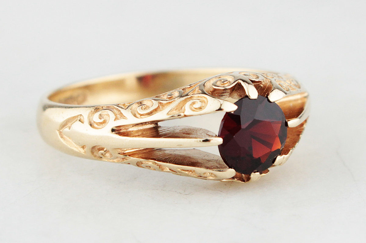 RETRO 1979 GARNET RING 9ct GOLD