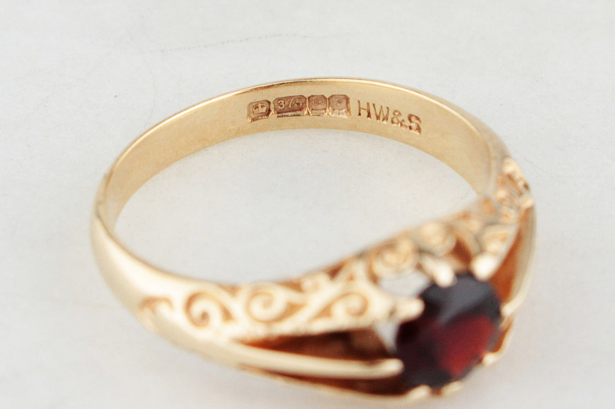 RETRO 1979 GARNET RING 9ct GOLD