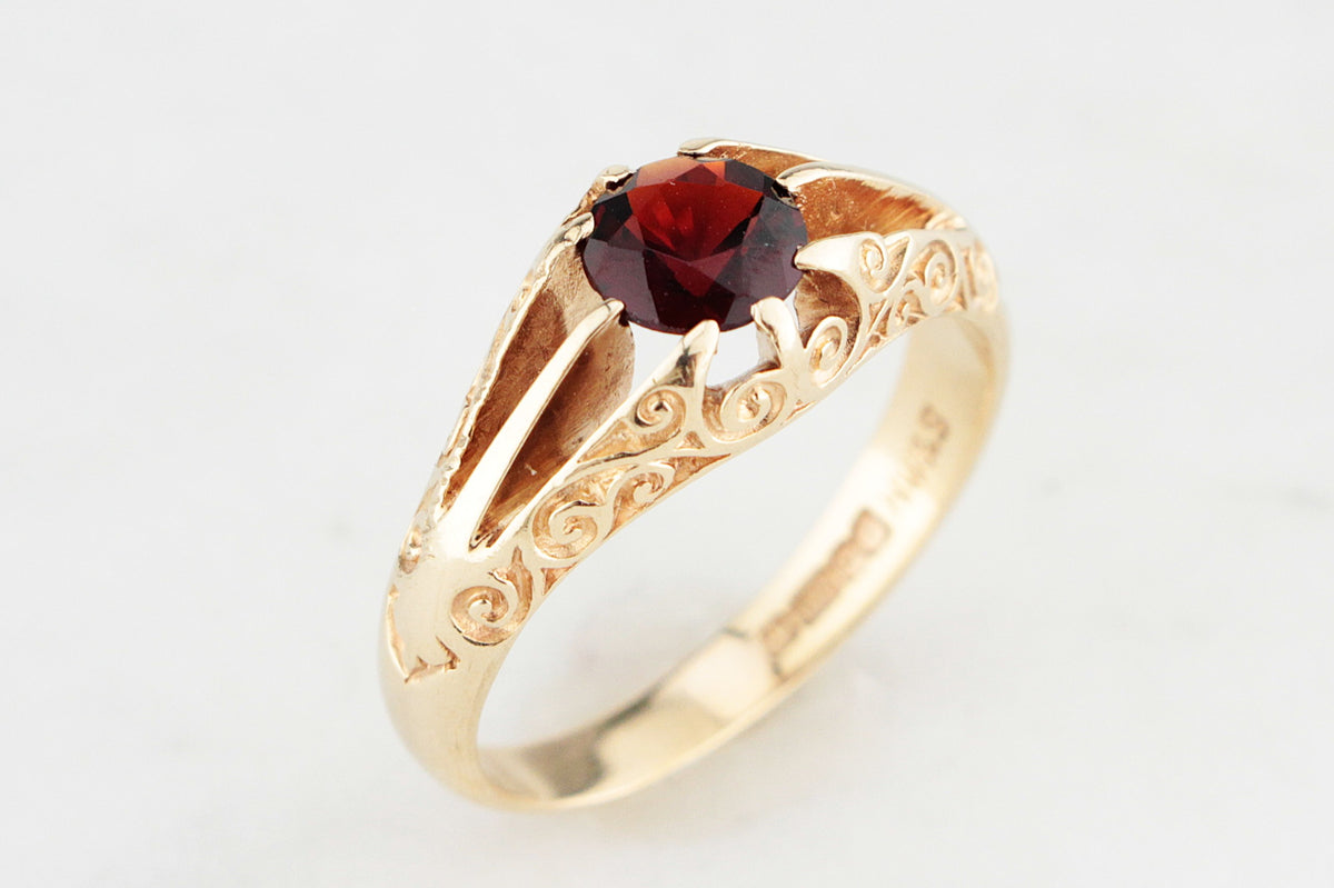 RETRO 1979 GARNET RING 9ct GOLD