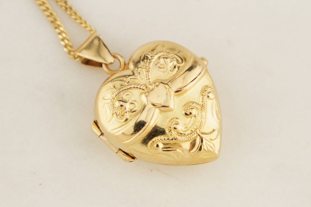 VINTAGE ANTIQUE STYLE c1955 18ct GOLD HEART LOCKET BY SCANDIA