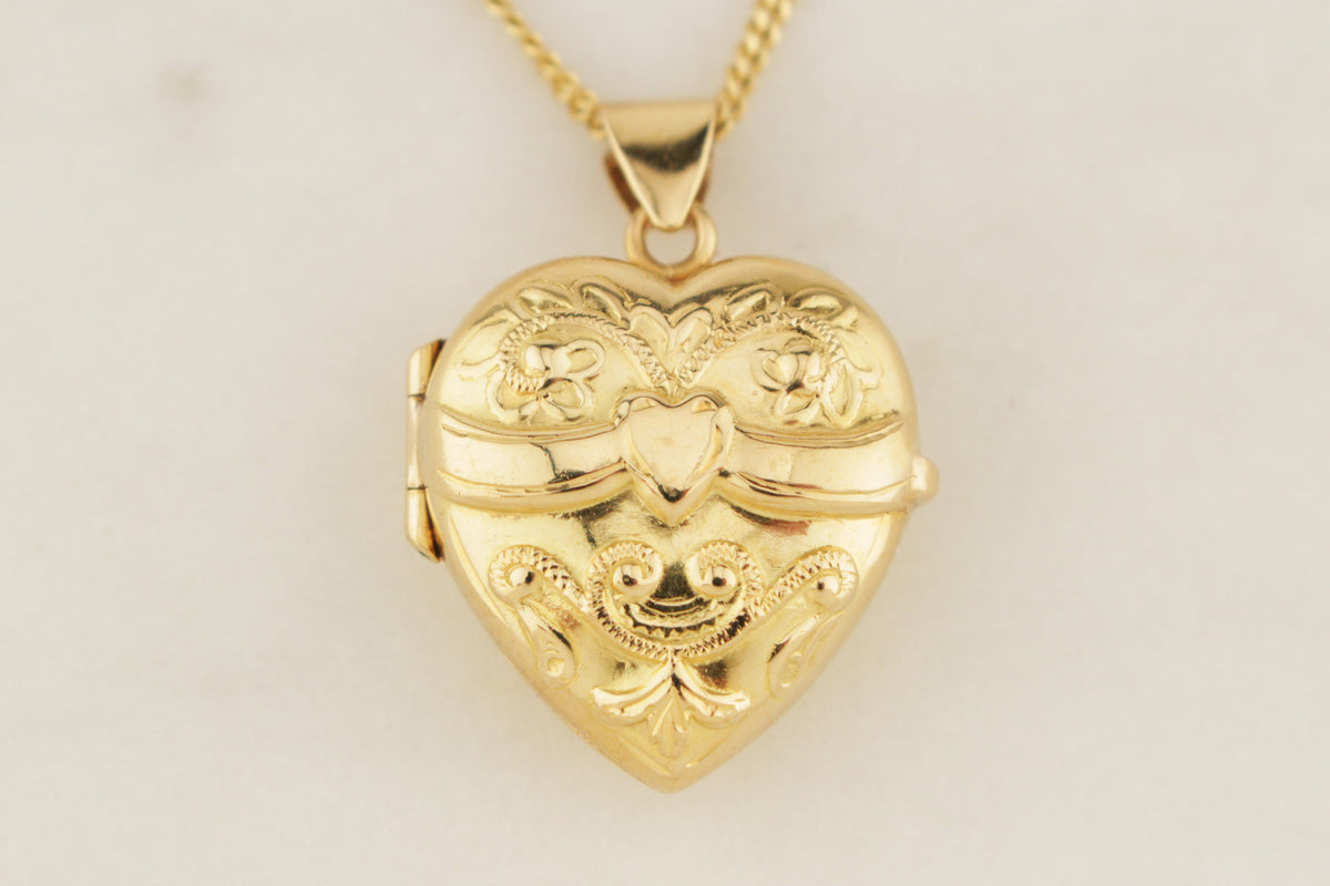VINTAGE ANTIQUE STYLE c1955 18ct GOLD HEART LOCKET BY SCANDIA