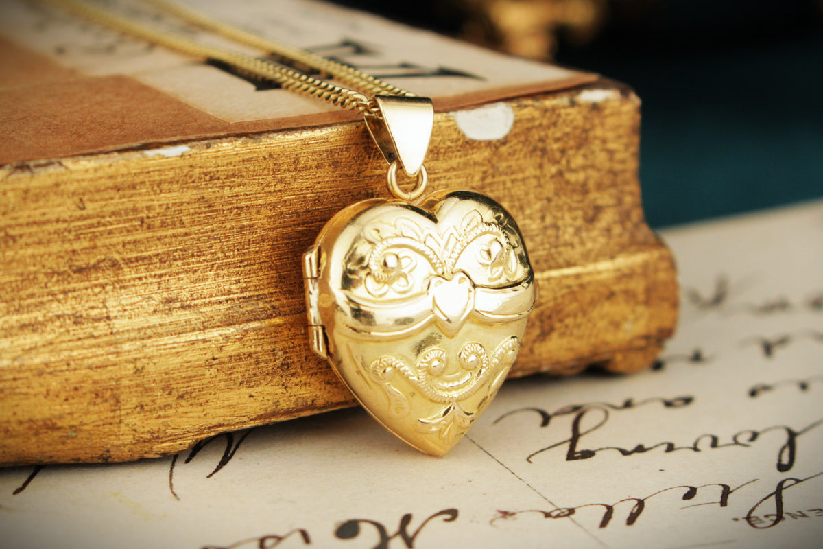 VINTAGE ANTIQUE STYLE c1955 18ct GOLD HEART LOCKET BY SCANDIA