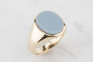 RETRO 1975 CHALCEDONY SIGNET RING ON 9ct YELLOW GOLD