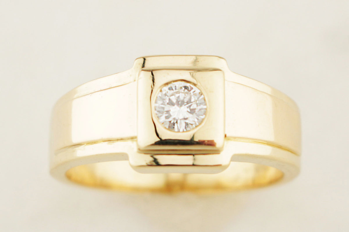 CONTEMPORARY DIAMOND SIGNET RING 18ct GOLD