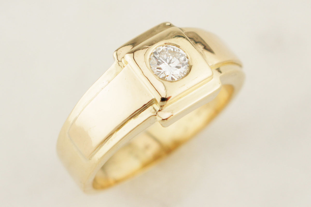 CONTEMPORARY DIAMOND SIGNET RING 18ct GOLD