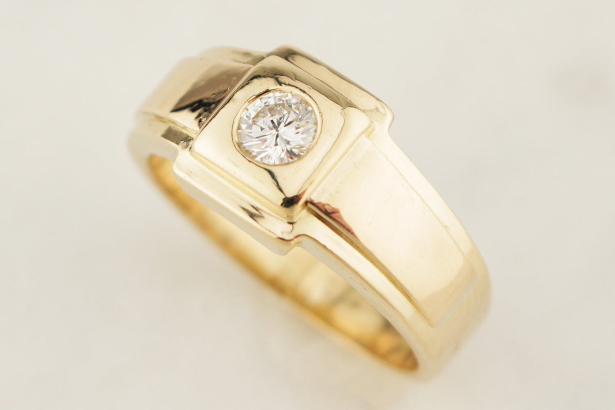 CONTEMPORARY DIAMOND SIGNET RING 18ct GOLD