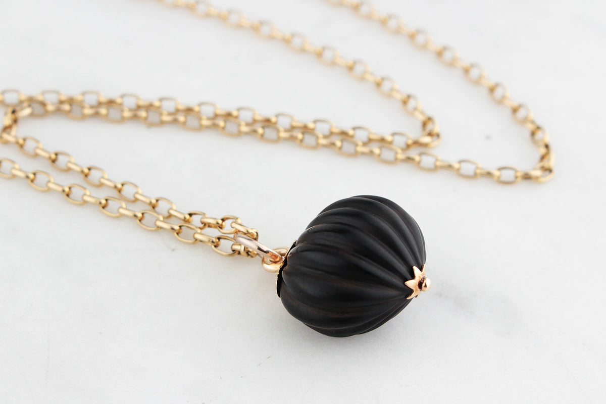 ANTIQUE VICTORIAN CARVED NUT PENDANT 9ct GOLD