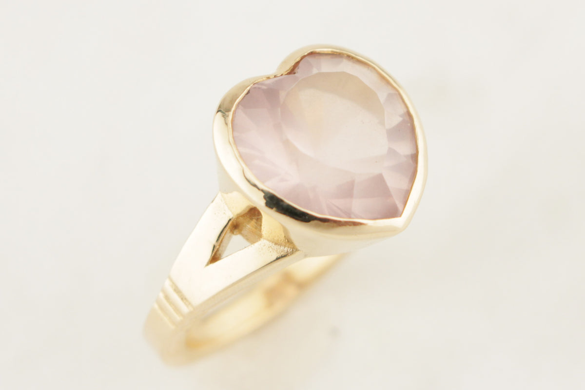 R&amp;V ROSE QUARTZ HEART COCKTAIL RING 9ct YELLOW GOLD