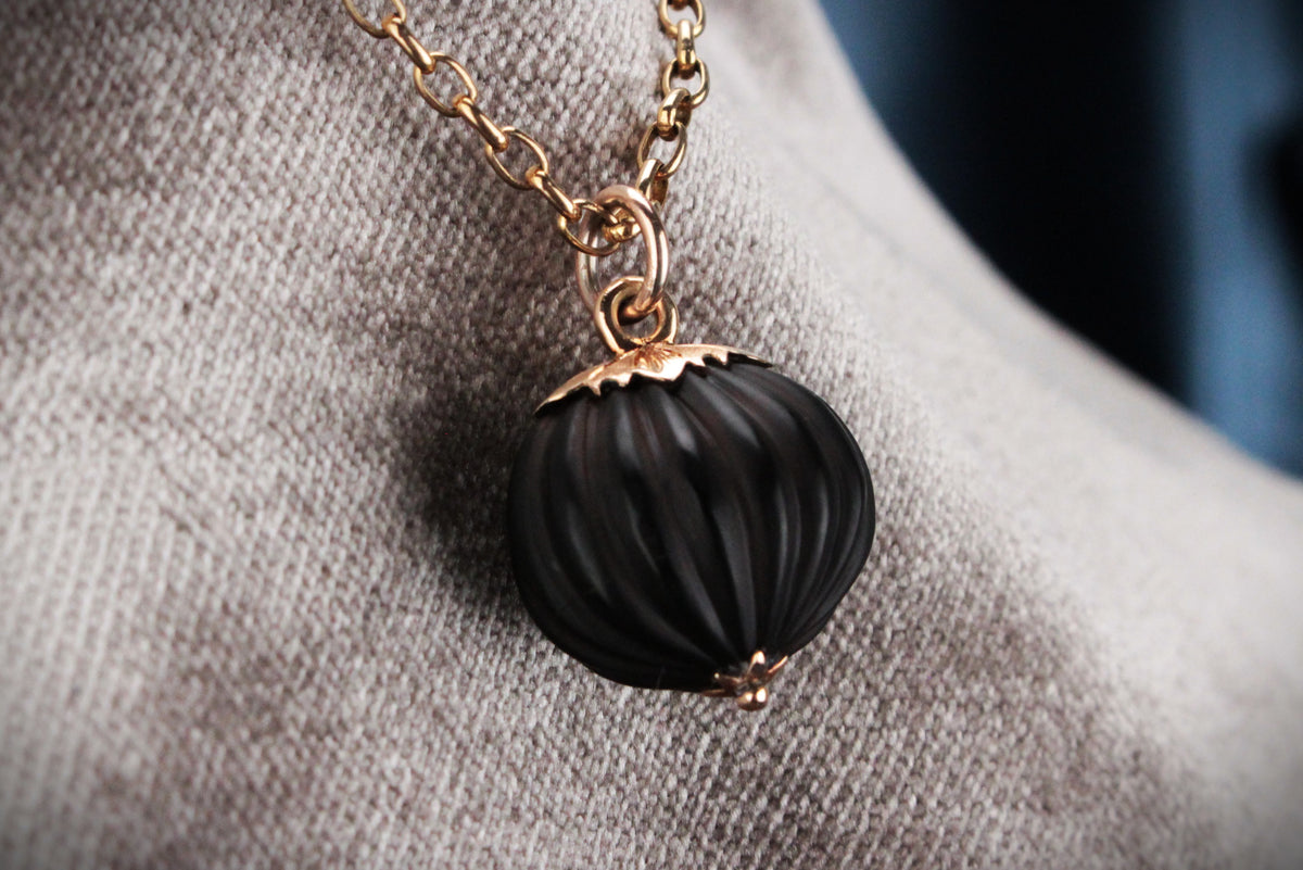 ANTIQUE VICTORIAN CARVED NUT PENDANT 9ct GOLD