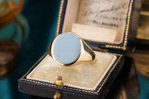 RETRO 1975 CHALCEDONY SIGNET RING ON 9ct YELLOW GOLD