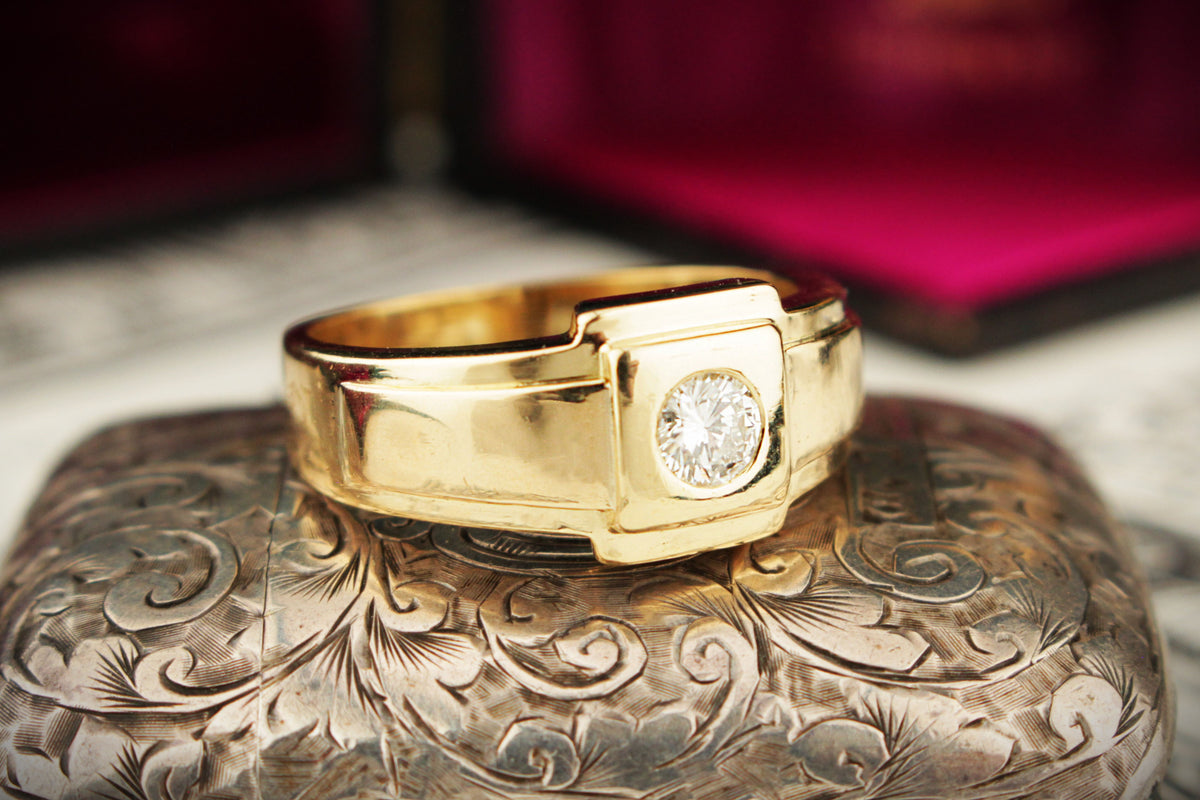 CONTEMPORARY DIAMOND SIGNET RING 18ct GOLD