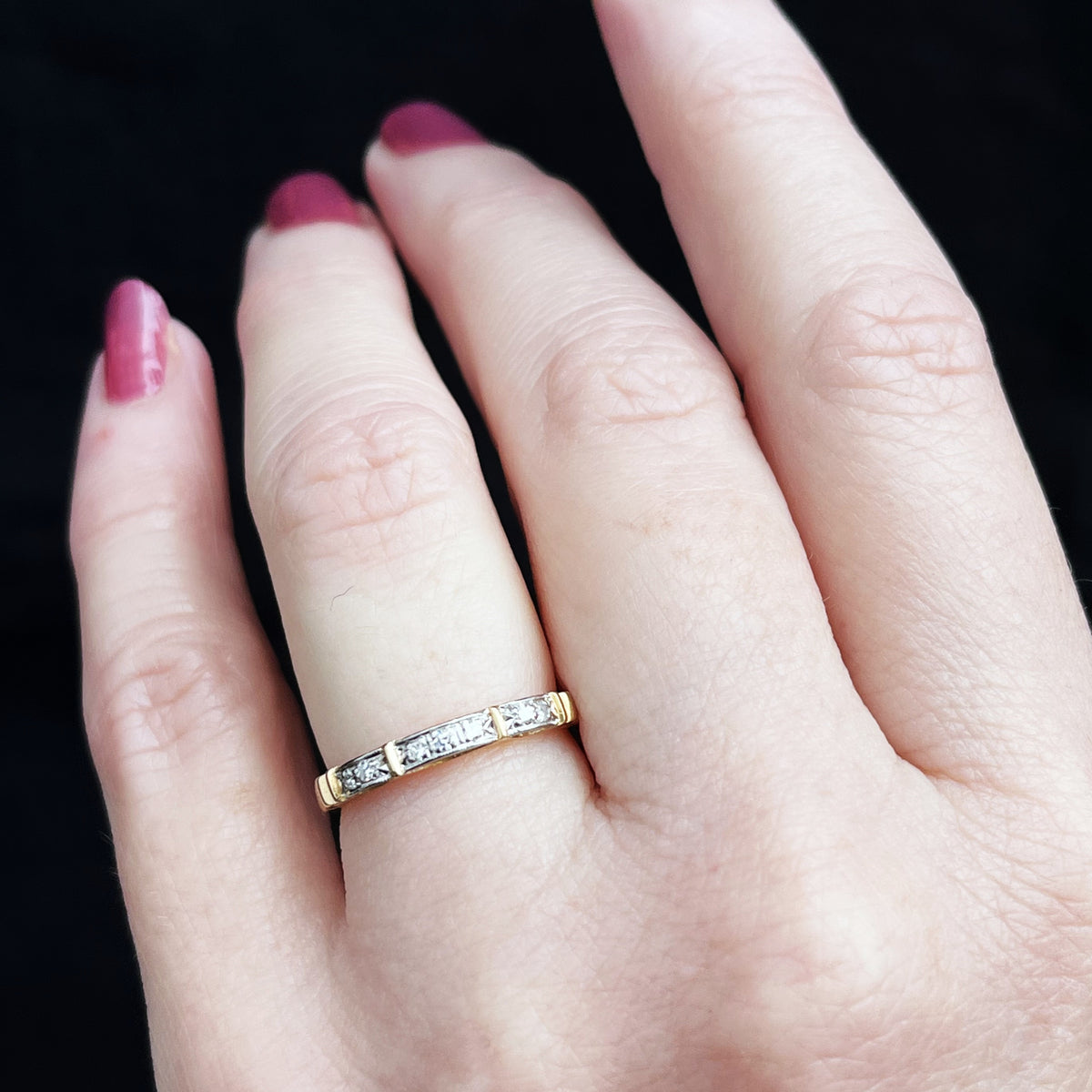 ANTIQUE c1920 ART DECO DIAMOND BAND IN 18ct GOLD