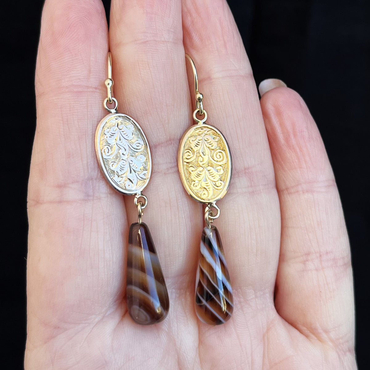 ANTIQUE EDWARDIAN 9ct GOLD EARRINGS WITH BANDED AGATE