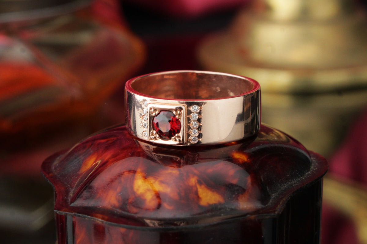 ANTIQUE AUSTRALIAN c1929 GARNET & DIAMOND CICAR BAND ON 9ct ROSE GOLD