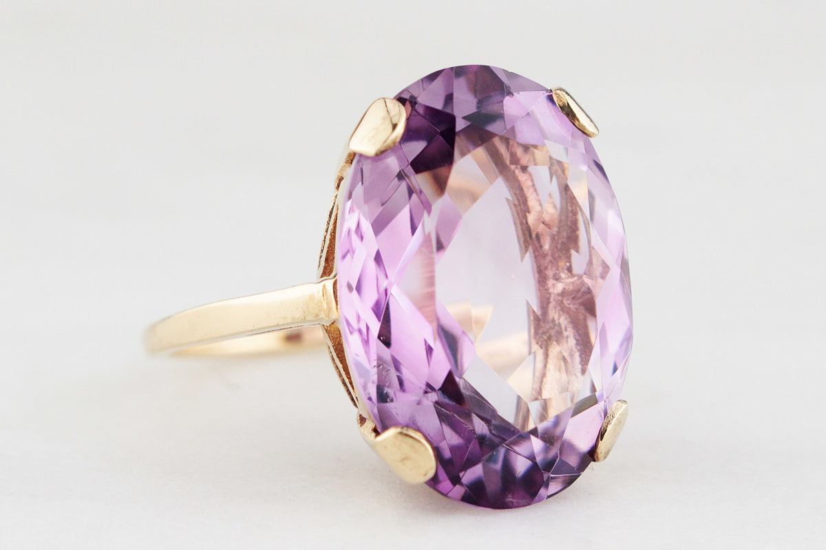 MID-CENTURY 1972 14.0ct AMETHYST COCKTAIL RING