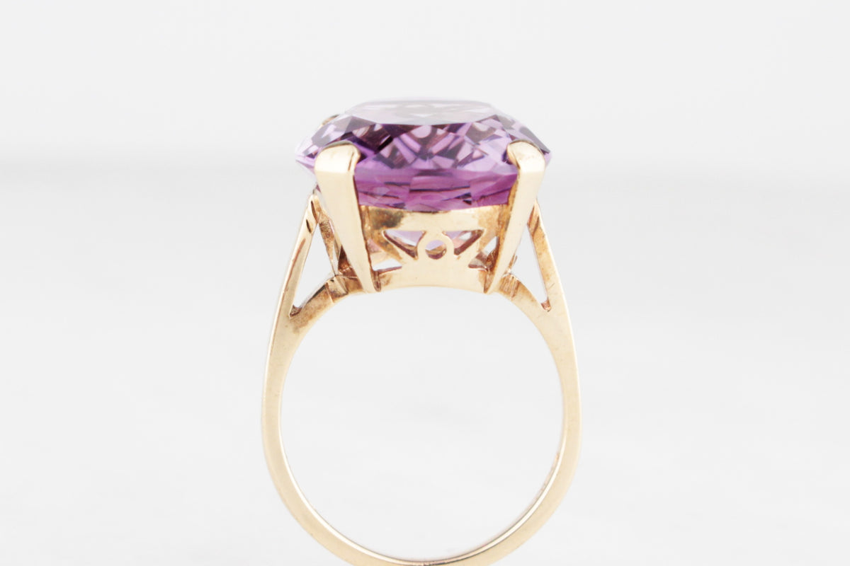 MID-CENTURY 1972 14.0ct AMETHYST COCKTAIL RING