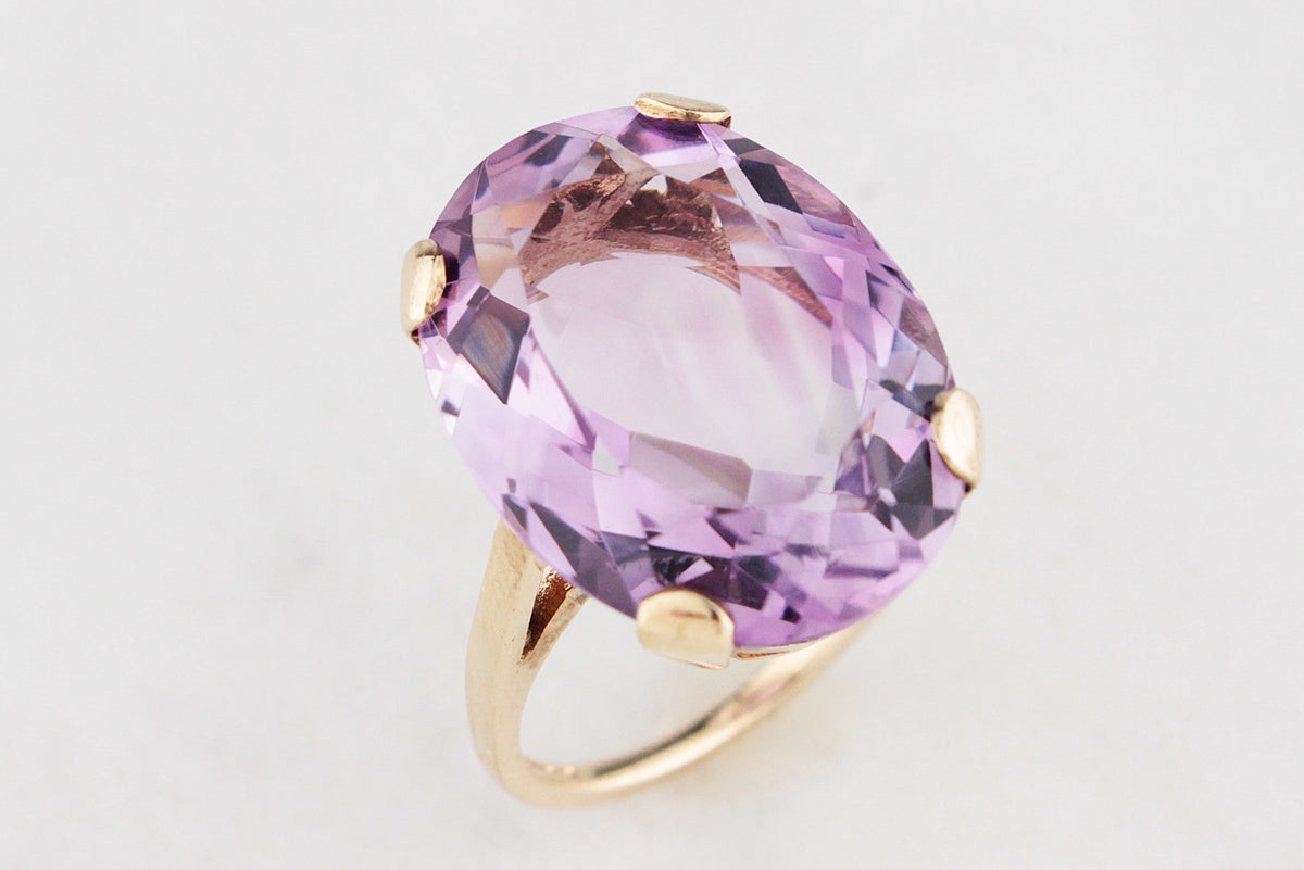 MID-CENTURY 1972 14.0ct AMETHYST COCKTAIL RING