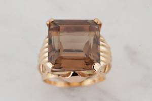 VINTAGE MID CENTURY 19.5ct SMOKY QUARTZ COCKTAIL RING ON 18ct YELLOW GOLD