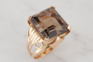 VINTAGE MID CENTURY 19.5ct SMOKY QUARTZ COCKTAIL RING ON 18ct YELLOW GOLD