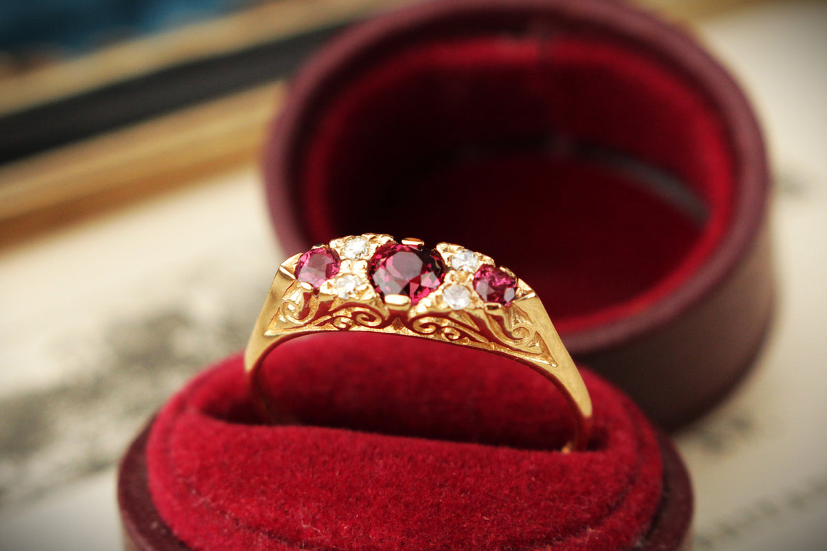 ANTIQUE EDWARDIAN c1910 GARNET & DIAMOND RING 9ct GOLD
