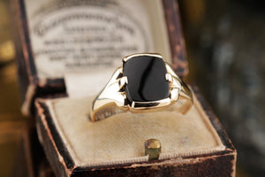 ANTIQUE EDWARDIAN ONYX RING ON 9ct YELLOW GOLD