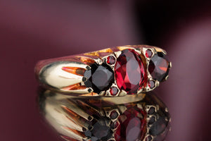 VINTAGE ESTATE GARNET RING ON 9ct YELLOW GOLD