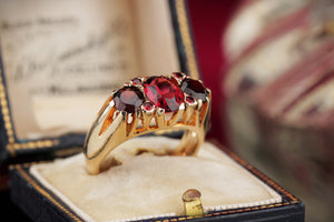 VINTAGE ESTATE GARNET RING ON 9ct YELLOW GOLD