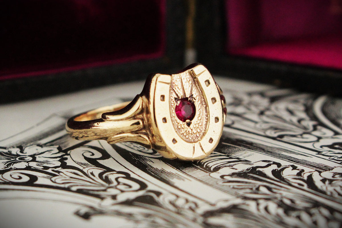 ANTIQUE AUSTRALIAN c1919 RUBY HORSE SHOE SIGNET RING 9ct GOLD