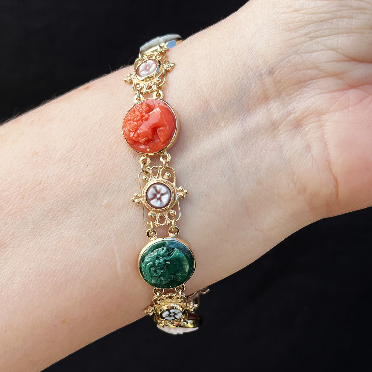 VINTAGE 1930’s SHELL &amp; AGATE CAMEO BRACELET 14ct GOLD