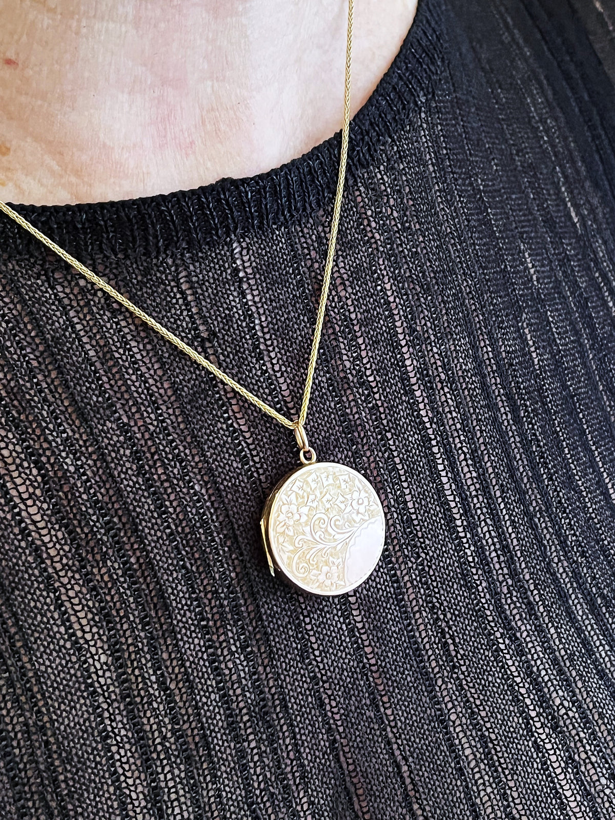 ANTIQUE EDWARDIAN 1908 ENGRAVED LOCKET 9ct GOLD