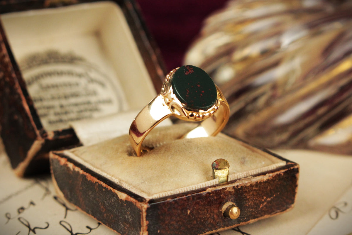 ANTIQUE VICTORIAN 1865 BLOODSTONE SIGNET RING ON 18ct YELLOW GOLD