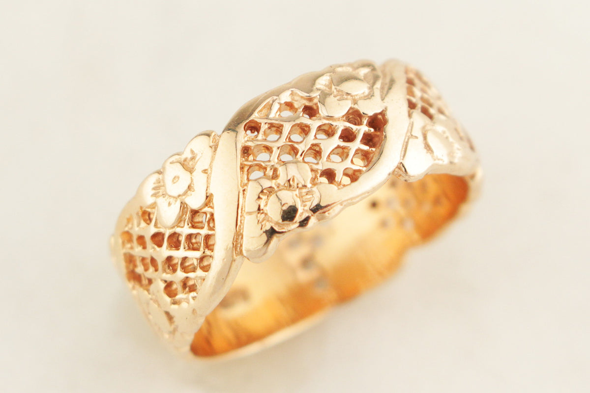 VINTAGE ESTATE ETCHED &amp; PEIRCED 7.65mm BAND 9ct GOLD