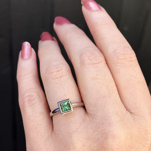 CONTEMPORARY DESIGNER c1990 GREEN TOURMALINE RING 9ct WHITE GOLD